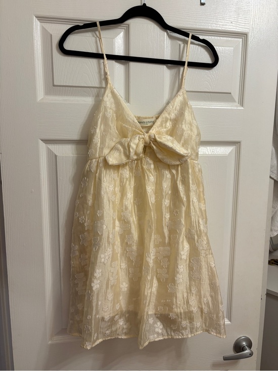Pants Store Dresses & Skirts - Cream Floral Lace Mini Dress with Front Bow